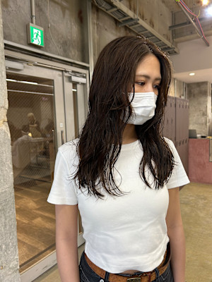 オリーブカラー×ロングパーマ