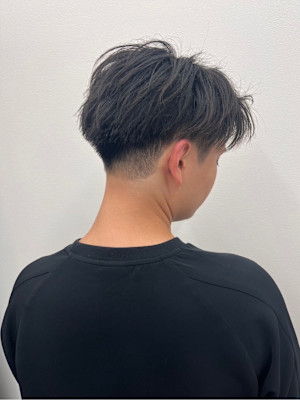 刈り上げ 束感ショート アップバング