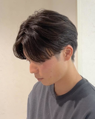 センターパートならニュアンスパーマ♪