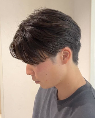 センターパートならニュアンスパーマ♪