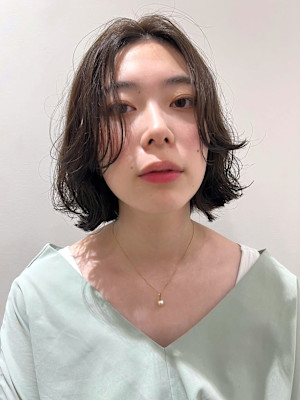 顔周りレイヤー 外ハネボブ センターパート グレージュ