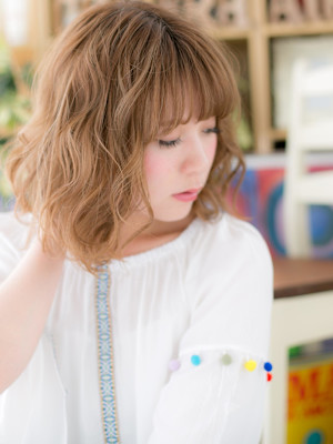 大人可愛いハイライトカラーくせ毛風小顔ボブ　ボブパーマ