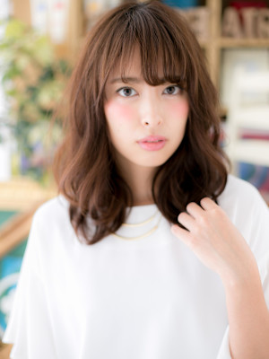 斜めバング小顔くせ毛風グレーベージュミディ　グレージュカラー