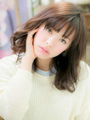 くせ毛風カールと斜めバング◎愛されセミディ