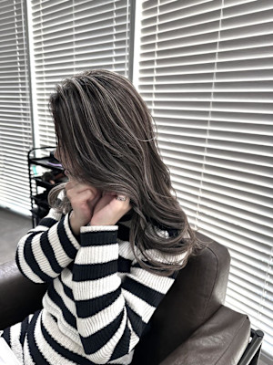 外国人風バレイヤージュ　ハイライトカラー　アッシュベージュ