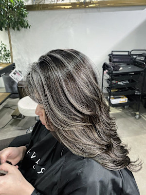 外国人風バレイヤージュ　ハイライトカラー　アッシュベージュ