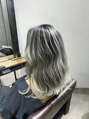 外国人風バレイヤージュ　ハイライトカラー　アッシュベージュ