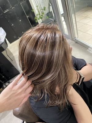外国人風バレイヤージュ　ハイライトカラー　アッシュベージュ