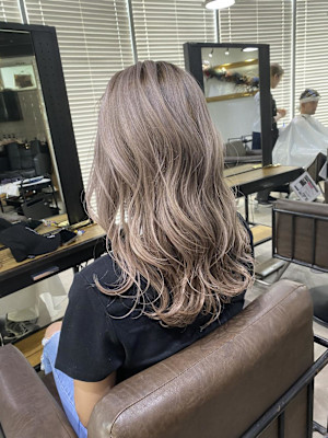 外国人風バレイヤージュ　ハイライトカラー　アッシュベージュ