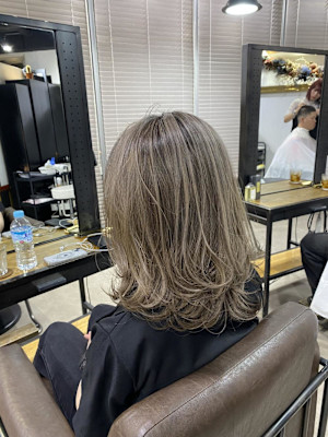 外国人風バレイヤージュ　ハイライトカラー　アッシュベージュ