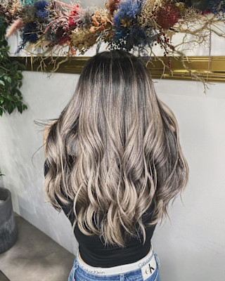 外国人風バレイヤージュ　ハイライトカラー　アッシュベージュ
