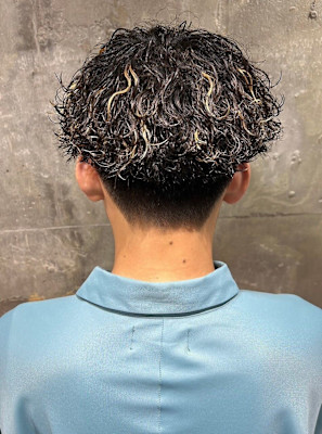 波巻き　　マッシュパーマ　ハイライト　ツーブロック