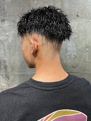 スキンフェード　ツイストスパイラルパーマ　艶感黒髪ショート