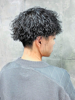 刈り上げ　波巻きパーマ　20代30代　黒髪　マッシュショート