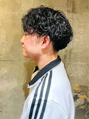 束感波巻きスパイラルパーマ　センターパート　ツーブロック