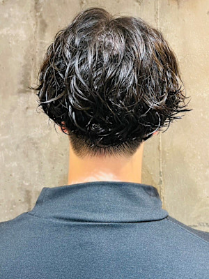 ゆるめスパイラルパーマ　ツーブロックマッシュ