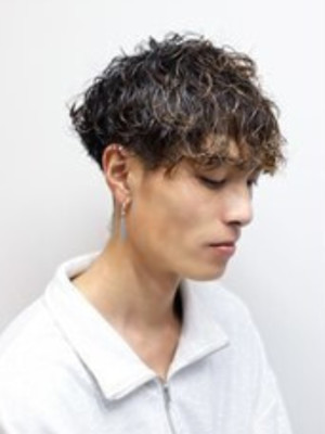 外国人風ツイストスパイラルマッシュパーマ　ツーブロック