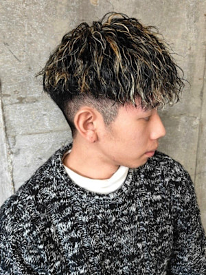 ツーブロック　ツイストスパイラルパーマ　ハイライト　メッシュ