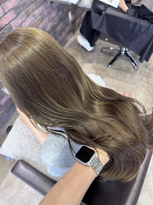 オリーブベージュ　グレージュ ブリーチ レイヤーカット 天神