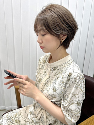 小顔ショートボブ×肌映えグレージュカラー