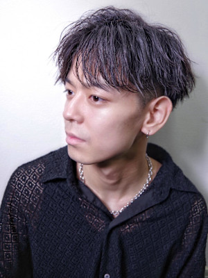 スーツ短髪ツーブロック束感モテる黒髪シークレットパーマ流行