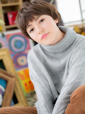 小顔前下がり韓国風束感ショートマッシュ　アッシュオリーブ