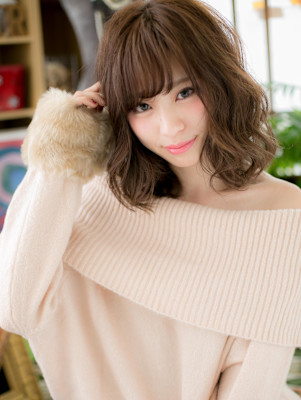 斜めバングココアブラウン小顔くせ毛風パーマ　ニュアンスカラー