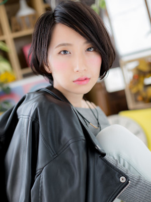 アシンメトリー黒髪耳かけミニボブショート　斜めバング