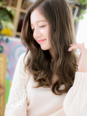 大人可愛いバレイヤージュ小顔抜け感パーマ　カーキベージュ