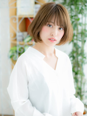 ベージュカラーでワンカールミニボブ