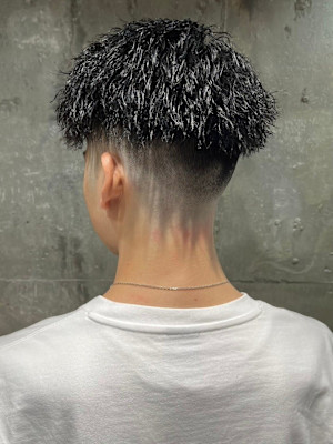 スキンフェード　ツイストパーマ　センターパート　爽やか