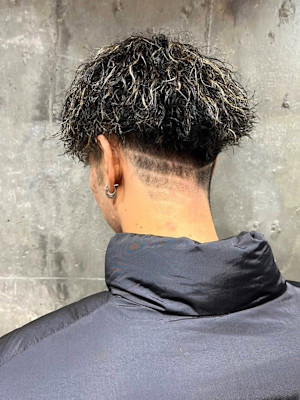 ライン入り刈り上げ　メッシュ　ツイストスパイラルパーマ