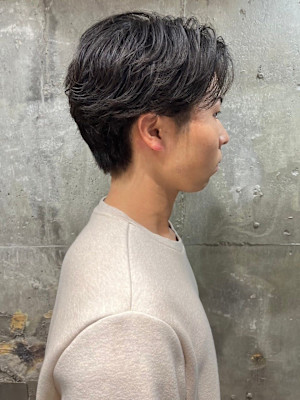 ツーブロック　センターパート　ニュアンスパーマ　爽やか　短髪