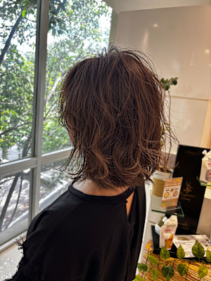 クセと白髪を活かしたハイライトカラーボブ