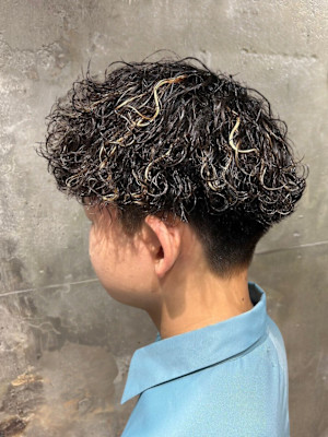 波巻き　マッシュパーマ　ハイライト　ツーブロック