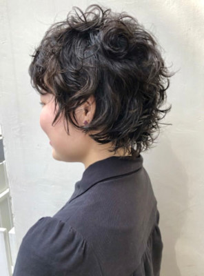 クセ毛風クリクリ無造作パーマウルフショートカット