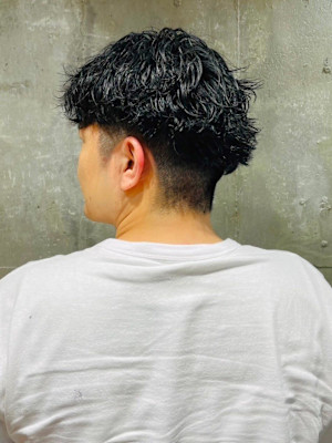 ツーブロック　爽やか　ツイストスパイラルパーマ　黒髪　メンズ