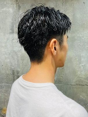 フェードカット　センターパート　束感ショート