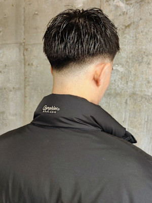 刈り上げショート　フェード　短髪　黒髪　アップバング　爽やか