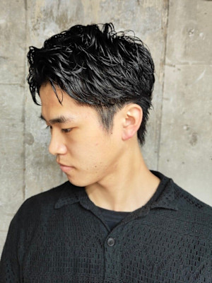 メンズニュアンスパーマ　ビジネスマン　アップバング