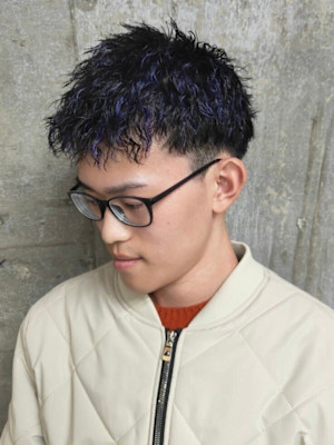 ツイストパーマ　ハイライト　ブルーカラー　ツーブロック　束感