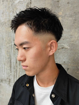 フェード　ショートスタイル　爽やか　アップバング　黒髪