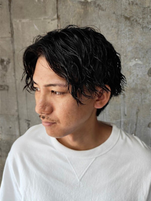 ツーブロック　ツイストスパイラルパーマ　センターパート