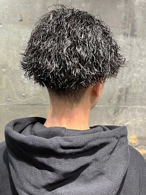 刈り上げ　ツーブロック　波巻きツイスパ　メンズショート