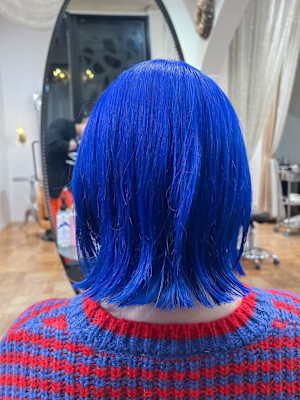 青髪くびれボブ