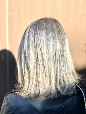 ホワイトシルバーです