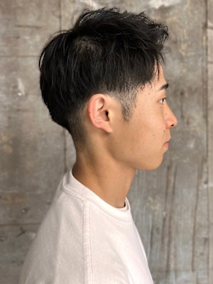 ツーブロック　メンズショート　黒髪　短髪　アップバング