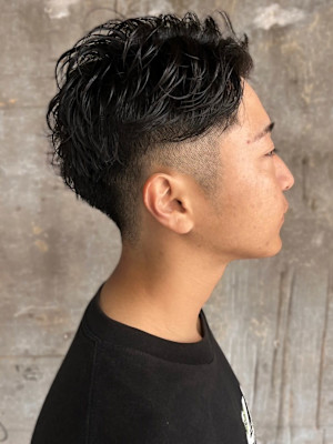 ツーブロック　アップバング　束感　黒髪　メンズショートヘア