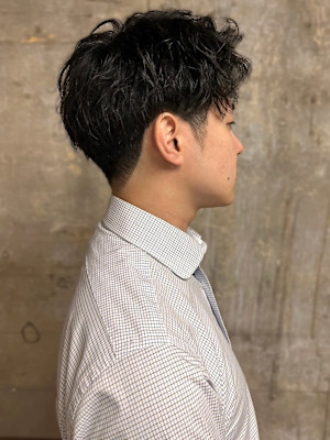 20代30代　ツーブロック　黒髪　アップバング　メンズパーマ