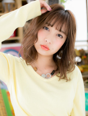 大人可愛い外国人風ハイライトエアリーミディ　アッシュオリーブ